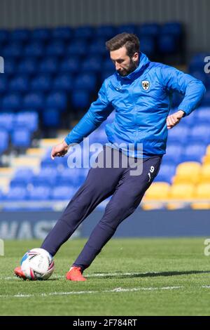 LONDON, GROSSBRITANNIEN. 5. APRIL: Ollie Palmer vom AFC Wimbledon erwärmt sich während des Sky Bet League 1-Spiels zwischen AFC Wimbledon und Fleetwood Town in der Plough Lane, Wimbledon, London, am Montag, 5. April 2021. (Quelle: Federico Maranesi) Quelle: MI News & Sport /Alamy Live News Stockfoto