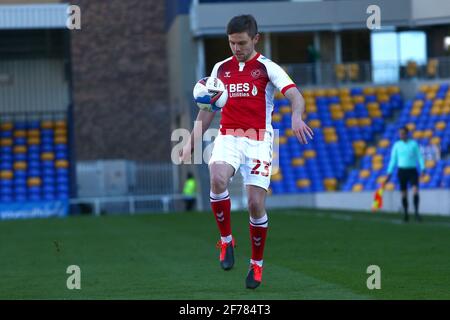 LONDON, GROSSBRITANNIEN. 5. APRIL: Sam Finley von Fleetwood Town kontrolliert den Ball während des Spiels der Sky Bet League 1 zwischen AFC Wimbledon und Fleetwood Town in Plough Lane, Wimbledon, London am Montag, 5. April 2021. (Quelle: Federico Maranesi) Quelle: MI News & Sport /Alamy Live News Stockfoto