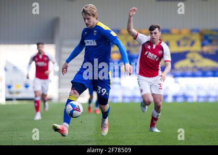 LONDON, GROSSBRITANNIEN. 5. APRIL: Joe Pigott vom AFC Wimbledon kontrolliert den Ball während des Spiels der Sky Bet League 1 zwischen dem AFC Wimbledon und Fleetwood Town in der Plough Lane, Wimbledon, London, am Montag, 5. April 2021. (Quelle: Federico Maranesi) Quelle: MI News & Sport /Alamy Live News Stockfoto