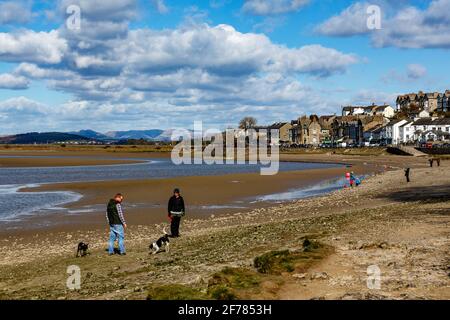 Arnside Cumbria, Unted Kingdom 5. April 2021, Besucher auf dem Fluss Kent in Arnside genießen einen Spaziergang am Strand Quelle: PN News/Alamy Live News Stockfoto