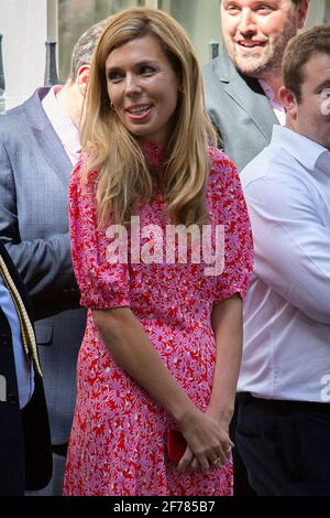 24/07/2019. London, Großbritannien. Carrie Symonds steht in der Downing Street, während Boris Johnson seine erste Rede als Premierminister in der Downing Street hält, nachdem Theresa May heute zurückgetreten ist. Bildnachweis: George Cracknell Wright Stockfoto