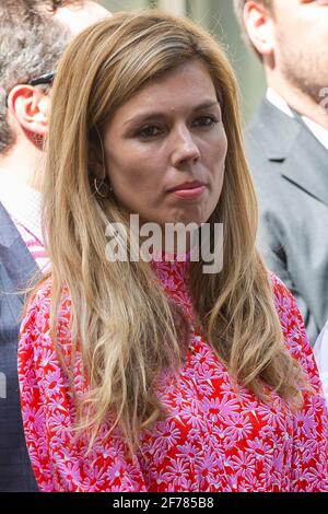24/07/2019. London, Großbritannien. Carrie Symonds steht in der Downing Street, während Boris Johnson seine erste Rede als Premierminister in der Downing Street hält, nachdem Theresa May heute zurückgetreten ist. Bildnachweis: George Cracknell Wright Stockfoto