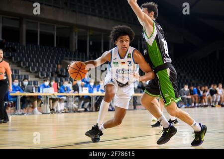 Karlsruhe, Deutschland. April 2021. Nils Owen Schwithz (Löwen) im Duell mit Thomas Gruen (Trier). GES/Basketball/ProA: PSK Lions - Gladiators Trier, 04/05/2021 - zur weltweiten Nutzung Quelle: dpa/Alamy Live News Stockfoto