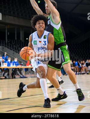 Karlsruhe, Deutschland. April 2021. Nils Owen Schwithz (Löwen) im Duell mit Thomas Gruen (Trier). GES/Basketball/ProA: PSK Lions - Gladiators Trier, 04/05/2021 - zur weltweiten Nutzung Quelle: dpa/Alamy Live News Stockfoto