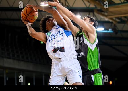 Karlsruhe, Deutschland. April 2021. Nils Owen Schwithz (Löwen) im Duell mit Thomas Gruen (Trier). GES/Basketball/ProA: PSK Lions - Gladiators Trier, 04/05/2021 - zur weltweiten Nutzung Quelle: dpa/Alamy Live News Stockfoto