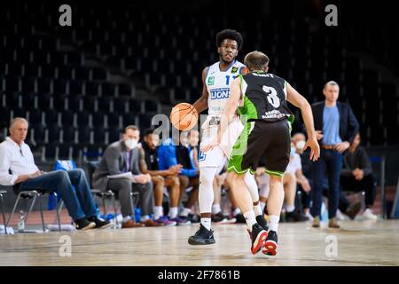 Karlsruhe, Deutschland. April 2021. KC Ross-Miller (Lions) im Duell mit Kevin Swith (Trier). GES/Basketball/ProA: PSK Lions - Gladiators Trier, 04/05/2021 - zur weltweiten Nutzung Quelle: dpa/Alamy Live News Stockfoto