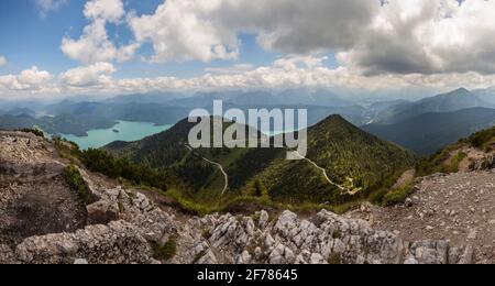 Bergpanorama vom Berg Herzogstand zum Martinskopf in Bayern, Deutschland im Sommer Stockfoto