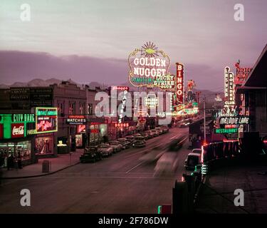 1940ER JAHRE GOLDEN NUGGET UND ANDERE KASINOS HOTELS GESCHÄFTE NEONSCHILDER ENTLANG DER FREMONT STREET IN DER DÄMMERUNG IN LAS VEGAS, NEVADA, USA - ASP 1279 025 ASP001 HARS SOUTHWEST STRIP FREMONT STREET BINGO HOTELS LAS VEGAS TWILIGHT CASINOS ALTMODISCH SÜDWESTLICH Stockfoto