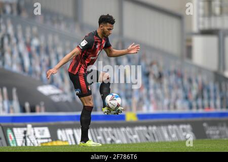 Blackburn, Großbritannien. April 2021. Lloyd Kelly #5 von Bournemouth kontrolliert den Ball in Blackburn, Großbritannien am 4/5/2021. (Foto von Simon Whitehead/News Images/Sipa USA) Quelle: SIPA USA/Alamy Live News Stockfoto