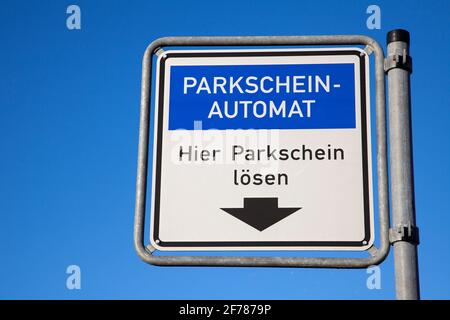 Schild mit deutschem Text: Parkschein Automat. Hier Parkschein lösen. Das bedeutet: 'Parkticket Maschine. Parkschein hier kaufen' in englischer Sprache Stockfoto