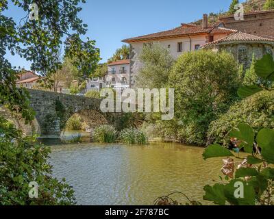 Die albergue in La Trinidad de Arre und die mittelalterliche Brücke über den Rio Ulzama, Spanien, 15. Oktober 2009 Stockfoto