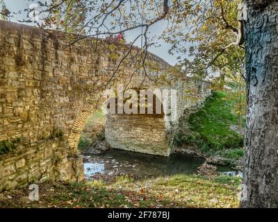 Zwei Pilger auf dem Weg nach Santiago de Compostela, auf der römischen Brücke über den Fluss Sadar in Pamplona, 16. Oktober 2009 Stockfoto