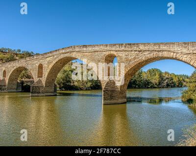 Puente la Reina, eine mittelalterliche Brücke über den rio Arga auf dem Pilgerweg nach Santiago de Compostela, Navarra, Spanien, 16. Oktober 2009 Stockfoto