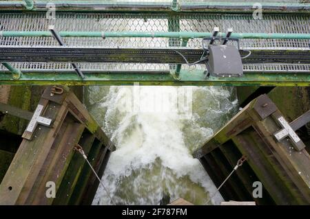 Das Wasser fließt schnell aus den Schleusentoren des Flusses Witham Stockfoto