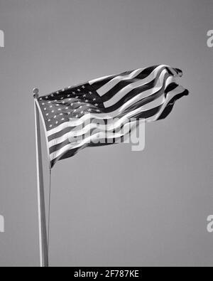 1910ER DIE 48-STERNE-FLAGGE DER VEREINIGTEN STAATEN VON AMERIKA DIE ZWEITLÄNGSTE NUTZUNG VON 1912 BIS 1959 NACH ARIZONA UND NEW MEXICO BEIGETRETEN - H2417 HAR001 HARS ERFOLG GLÜCK STÄRKE SIEG MUT UND AUFREGUNG SCHLOSS FÜHRUNG NIEDRIGEN WINKEL MÄCHTIGEN FORTSCHRITT WELTKRIEGE STOLZ WELTKRIEG WELTKRIEG ZWEI WELTKRIEG II IN VON DER GELEGENHEIT DAS KONZEPT DER POLITIK ZU AUTORITÄT KOREANISCHES KONZEPTUELLES ARIZONA ZWEITE STERNE UND STREIFEN STILVOLLE WELTKRIEG 2 KLAREN HIMMEL OLD GLORY SYMBOLISCH 1959 KLARE KONZEPTE WACHSTUM NEW MEXICO RED WEISS UND BLAU VERWENDEN 1912 SCHWARZ UND WEISS HAR001 ALT MODISCHE DARSTELLUNG Stockfoto