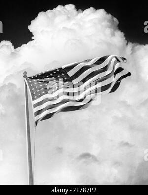 1930ER JAHRE HOHE WEHENDE CUMULUS WOLKEN HINTER WINKENDEN IM WIND 48-STERNE-BANNER DER VEREINIGTEN STAATEN VON AMERIKA - H2417B HAR001 HARS BANNERSCHUTZ STÄRKE MUT WAHL AUFREGUNG WISSENSFÜHRERSCHAFT IM NIEDRIGEN WINKEL KRAFTVOLLER, GESCHWOLLENE WELTKRIEGE, INNOVATIONSSTOLZ WELTKRIEG WELTKRIEG ZWEI WELTKRIEG II DER AUTORITÄT FLAUSCHIGES KONZEPT KONZEPTUELLE WOGENDEN PATRIOTISCHEN STARS UND STREIFEN STILVOLL WELTKRIEG 2 48 ALTER RUHM SYMBOLISCHE KONZEPTE ZUSAMMENARBEIT ROT WEISS UND BLAU SCHWARZ UND WEISS ZUSAMMENSETZUNG CUMULUS HAR001 ALT MODISCHE DARSTELLUNG Stockfoto