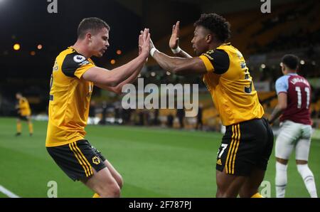 Leander Dendoncker von Wolverhampton Wanderers (links) feiert mit Adama Traore, nachdem sie während des Premier League-Spiels im Molineux Stadium, Wolverhampton, das erste Tor ihrer Seite erzielt hatte. Ausgabedatum: Montag, 5. April 2021. Stockfoto