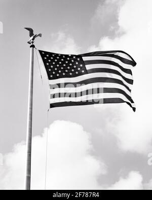 AMERIKANISCHE FLAGGE DER 1960ER-JAHRE MIT 50-STERNE-MOTIV AUF FAHNENMAST MIT ADLER-MOTIV OBEN - H7564 HAR001 HARS-DARSTELLUNG Stockfoto