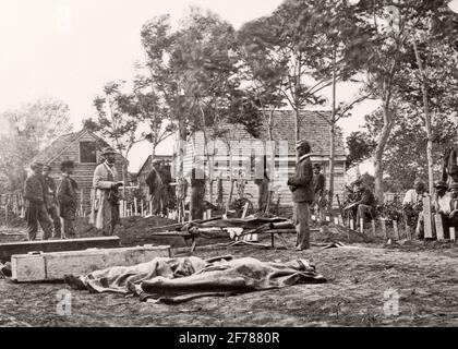 1800ER 1860ER AMERIKANISCHER BÜRGERKRIEG MAI 1864 BESTATTUNG VON FEDERAL DEAD FREDERICKSBURG VIRGINIA - H8902 SPL001 HARS OPFER KONZEPTUELL 1860ER JAHRE LEICHE FREDERICKSBURG GRAB 1864 AMERIKANISCHE BÜRGERKRIEG KÄMPFT SCHWARZ UND WEISSE BEERDIGUNG BEGRABEN FRIEDHOF BÜRGERKRIEG KONFLIKTE BUNDESGRÄBER ALT MODISCH Stockfoto