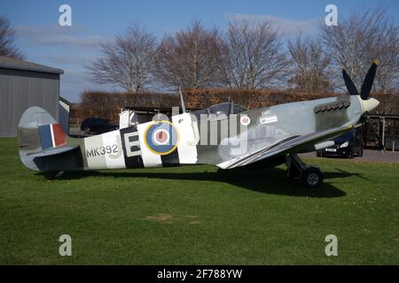 Eine klassische Ansicht der Supermarine Spitfire Mk 1X, die im Goodwood Aerodrome ausgestellt ist, einer hölzernen Nachbildung des Flugzeugs von Jonnie Johnson. Stockfoto