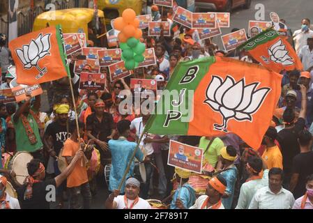 KALKUTTA, INDIEN - 5. APRIL: BJP-Unterstützer während einer Roadshow für die Wahlen zur West-Bengalen Versammlung, am 5. April 2021 in Tollygunge in Kalkutta, Indien. (Foto von Samir Jana/Hindustan Times/Sipa USA) Stockfoto