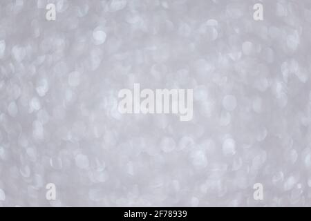 Abstrakt Silber verschwommener Hintergrund mit zahlreichen bunten hellen festlichen Bokeh. Textur mit Kopierplatz für Text. Feier, Feiertagskonzept. Hori Stockfoto