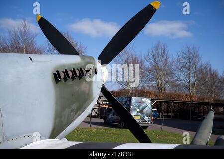 Eine klassische Ansicht des Propellers und Auspuffanlagen aus einem Spitfire Mk 1X auf dem Goodwood Aerodrome Stockfoto