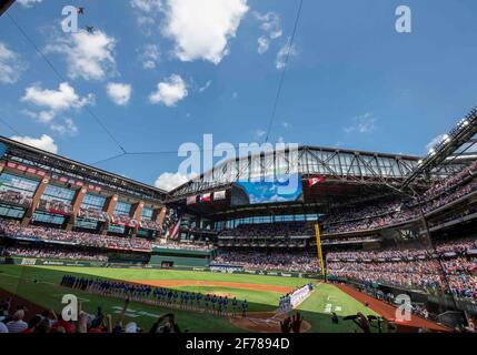 10. Apr 2021: Zwei F-16-Kampfflugzeuge fliegen über das Globe Life Field vor einem Opening Day MLB-Spiel zwischen den Toronto Blue Jays und den Texas Rangers im Globe Life Field in Arlington, TX, Albert Pena/CSM Stockfoto