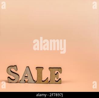 Rabattangebot. Große Briefe Verkauf, Aktion. Holzbuchstaben Rabatt auf orangenen Hintergrund. Stockfoto