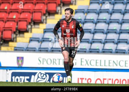 Blackburn, Großbritannien. April 2021. Adam Smith #15 von Bournemouth mit dem Ball in Blackburn, UK am 4/5/2021. (Foto von Simon Whitehead/News Images/Sipa USA) Quelle: SIPA USA/Alamy Live News Stockfoto