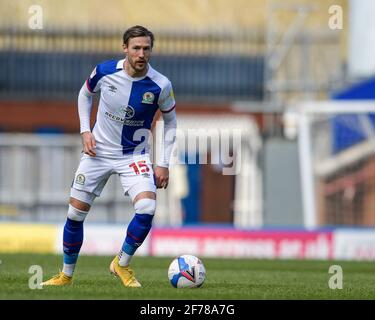 Blackburn, Großbritannien. April 2021. Barry Douglas #15 von Blackburn Rovers mit dem Ball in Blackburn, UK am 4/5/2021. (Foto von Simon Whitehead/News Images/Sipa USA) Quelle: SIPA USA/Alamy Live News Stockfoto