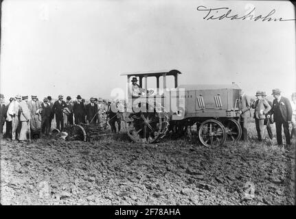 Motorplog-Wettbewerb bei Hillerod 1920. Tidaholms Tractor.Sättar von ab Kullberg & Co., Katrineholm und Kopenhagen. 30 HKR Motor.4 cutty.Verwenden Sie selten mehr als 3 Pflüge. Die Antriebsräder sind halb breit offen und mit großen Blöcken ausgestattet, die je nach Beschaffenheit des Bodens in drei verschiedene Modi eingestellt werden können. Wenn sie halb oder vollständig ausgefällt sind, bekommt der Wagen einen felsigen Spaziergang, der es extrem unerträglich und anstrengend macht, dasselbe zu laufen. Stockfoto