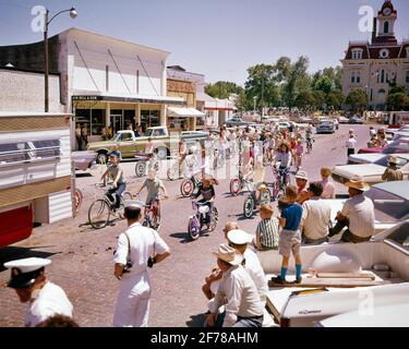 1960ER JULI 4. KLEINSTADT RODEO PARADE KINDER REITEN DEKORIERT FAHRRÄDER AUF DER HAUPTSTRASSE DES BROADWAY COTTONWOOD FALLS KANSAS USA - KR13920 SHE001 HARS ALTE MODE JUGENDLICHE TEAMARBEIT RODEO FREUDE LIFESTYLE FEIER FRAUEN RADFAHREN LÄNDLICHEN 4. GESUNDHEIT VEREINIGTE STAATEN KOPIEREN RAUM FREUNDSCHAFT IN VOLLER LÄNGE DAMEN FÄLLT PERSONEN INSPIRATION VIERTE VEREINIGTE STAATEN VON AMERIKA MÄNNER KANSAS TEENAGER MÄDCHEN TEENAGER JUNGE VERTRAUEN AMERICANA FAHRRÄDER DEKORIERTE HAUPTBESUCHER FAHRRÄDER NORDAMERIKA FREIHEIT NORDAMERIKA WEIT WINKEL GLÜCK WELLNESS HOHE WINKEL STÄRKE KS AUFREGUNG STOLZ GERICHTSGEBÄUDE POLITIK MATROSEN KONZEPTIONELL Stockfoto