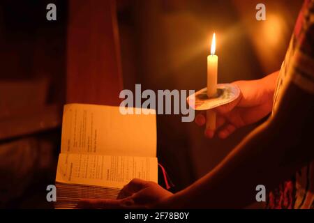 Soppeng, Indonesien. April 2021. Einer der Katholiken betet in der Fastennacht in der Kirche der Muttergottes an. Die christliche Bevölkerung in Indonesien beträgt rund 10 %, während Katholiken rund 3.3 % der Mehrheit der Muslime in Indonesien ausmachen. Der Gottesdienst fand unter starker Bewachung durch die Polizei und die Armee statt. Die Wache wurde verübt, weil es in Makassar und im Nationalen Polizeihauptquartier in Jakarta Terrorakte gegeben hatte. (Foto von Moch Farabi Wardana /Pacific Press/Sipa USA) Quelle: SIPA USA/Alamy Live News Stockfoto