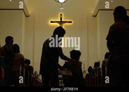 Soppeng, Indonesien. April 2021. Einer der Katholiken betet in der Fastennacht in der Kirche der Muttergottes an. Die christliche Bevölkerung in Indonesien beträgt rund 10 %, während Katholiken rund 3.3 % der Mehrheit der Muslime in Indonesien ausmachen. Der Gottesdienst fand unter starker Bewachung durch die Polizei und die Armee statt. Die Wache wurde verübt, weil es in Makassar und im Nationalen Polizeihauptquartier in Jakarta Terrorakte gegeben hatte. (Foto von Moch Farabi Wardana /Pacific Press/Sipa USA) Quelle: SIPA USA/Alamy Live News Stockfoto