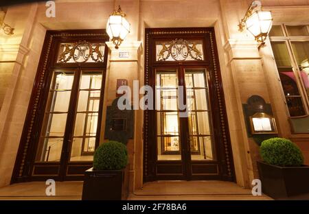 Paris, France-April 04, 2021 : das Luxushotel Palace Le Meurice befindet sich im Zentrum von Paris in der Rue de Rivoli gegenüber vom Jardin des Tuileries. Stockfoto