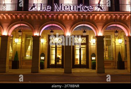 Paris, France-April 04, 2021 : das Luxushotel Palace Le Meurice befindet sich im Zentrum von Paris in der Rue de Rivoli gegenüber vom Jardin des Tuileries. Stockfoto