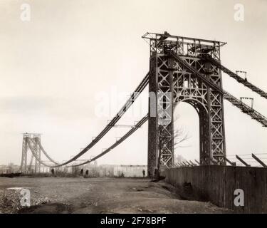 1920ER-JAHRE BLICK AUF GEORGE WASHINGTON HÄNGEBRÜCKE WÄHREND UNTER BAU VON NJ NACH NEW YORK ZWEI TÜRME, ABER NEIN ROADWAY - Q75010 CPC001 HARS VISION TRÄUME STRUKTUR STÄRKE AUSSEN NJ NYC CONNECTION KONZEPTIONELLE NEW YORK ROADWAY CITIES IMAGINATION NEW JERSEY NEW YORK CITY KREATIVITÄT PRÄZISIONSLÖSUNGEN REICHEN SCHWARZ UND WEISSE BRÜCKEN, DER HUDSON RIVER, VERBINDEN SICH MIT ALTMODISCHEN HÄNGETÜRMEN Stockfoto