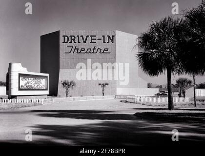 1930ER-JAHRE 1940ER JAHRE DER SIEG-DRIVE-IN-KINO ABGERISSEN 1978 FÜR EINEN STRIP MALL WUTHERING HÖHEN AUF DEM FESTZELT SAVANNAH GEORGIA USA - R13005 PUN001 HARS 1978 KONZEPTUELLE FLUCHT AUS DEM STILLLEBEN SÜDÖSTLICHER STREIFEN FILMAUFNAHMEN DAVID NIVEN DRIVE-IN SCHWARZ UND WEISS GA ALTMODISCH Stockfoto