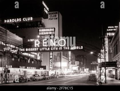 NEONSCHILDER AUS DEN 1950ER JAHREN FÜR VERKEHR UND GEPARKTE AUTOS ENTLANG DER VIRGINIA STREET NACHTS RENO NEVADA USA - R7402 CRS001 HARS TEMPTATION NEON GLÜCK ABENTEUER FREIZEIT EIGENSCHAFT KUNDENSERVICE WAHL AUFREGUNG FORTSCHRITT ERHOLUNGSMÖGLICHKEIT NEVADA REAL ESTATE MOTION BLUR KONZEPTIONELLE STRUKTUREN CASINO STÄDTE SPIELEN STILVOLLE WETTE EDIFICE RENO WACHSTUM HOTELS NACHTLEBEN NACHT ENTSPANNUNG WETTEN SCHWARZ-WEISSEN UNTERNEHMEN CHANCE HAUPTSTRASSE ALTMODISCH IM SÜDWESTEN Stockfoto