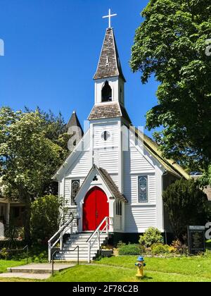 St. Paul's Episcopal Church in Port Townsend Washington State ist Eine weiße Kirche mit einer roten Tür, die eine ist Spektakuläres lokales Wahrzeichen Stockfoto
