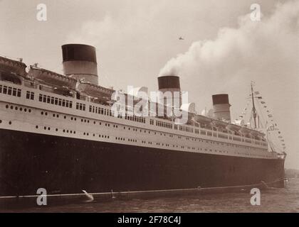 1930ER JAHRE DER LUXUS-OZEANDAMPFER VON RMS QUEEN MARY AUF MAIDEN REISE 27 1936. MAI VOR ANKER BEI ANKUNFT AM 1. JUNI 1936 NEW YORK CITY USA - S27 HAR001 HARS NIEDRIGER WINKEL FORTSCHRITT ANKUNFT INNOVATION REISE NYC NEW YORK 1936 STÄDTE MÄDCHEN STACKS NEW YORK CITY CUNARD VERSAND SCHWARZ-WEISS HAR001 ALTMODISCHES GEFÄSS Stockfoto