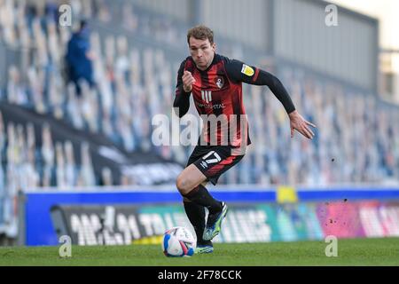 Blackburn, Großbritannien. April 2021. Jack Stacey #17 von Bournemouth läuft mit dem Ball in Blackburn, Großbritannien am 4/5/2021. (Foto von Simon Whitehead/News Images/Sipa USA) Quelle: SIPA USA/Alamy Live News Stockfoto