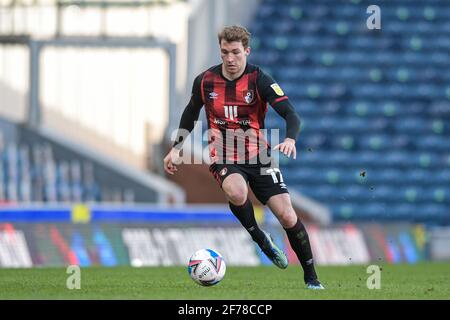 Blackburn, Großbritannien. April 2021. Jack Stacey #17 von Bournemouth läuft mit dem Ball in Blackburn, Großbritannien am 4/5/2021. (Foto von Simon Whitehead/News Images/Sipa USA) Quelle: SIPA USA/Alamy Live News Stockfoto