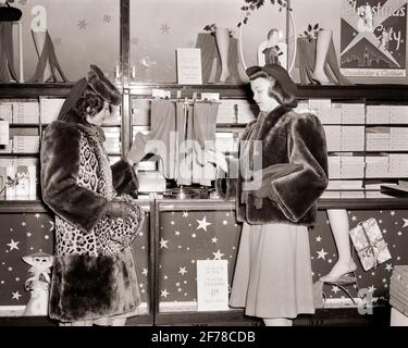 1940ER JAHRE ZWEI GUT GEKLEIDETE FRAUEN WEIHNACHTEN KAUFHAUS FÜR SEIDE STRÜMPFE TRAGEN PELZMÄNTEL HÜTE PHILADELPHIA PA USA - S5795 HAR001 HARS-STIL FREUND LEOPARD WOHLHABENDE ABTEILUNG DEKORATIONEN REICH LIFESTYLE FRAUEN MÄNTEL LUXUS FREUNDSCHAFT HALBLANGE DAMEN PERSONEN GESCHÄFTE HAUT B&W SHOPPER SHOPPER ENTDECKEN STYLES UND PA SPEICHERT HOCHWERTIGE STRUMPFWAREN NYLONS WOHLHABEND FREUNDLICH STILVOLLE KLEIDERMACHER KOMMERZ MODE PELZE MITTLEREN ERWACHSENEN MITTLEREN ERWACHSENEN FRAU STRAWBRIDGE WOHLHABENDE SCHWARZE UND WEISSE UNTERNEHMEN KAUKASISCHE ETHNIE HAR001 ALTMODISCH Stockfoto