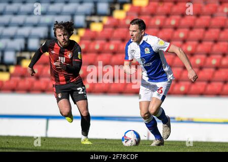 Blackburn, Großbritannien. April 2021. Stewart Downing #6 von Blackburn Rovers läuft mit dem Ball, während er am 4/5/2021 unter dem Druck von Ben Pearson #22 von Bournemouth in Blackburn, Großbritannien, steht. (Foto von Simon Whitehead/News Images/Sipa USA) Quelle: SIPA USA/Alamy Live News Stockfoto