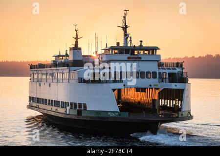 Vashon Island, WA, USA - 14. Juli 2018; Fähre MV Sealth segelt am frühen Morgen von Vashon Island aus in Richtung der aufgehenden Sonne Stockfoto