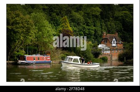 Herrlicher Sommer Henley über Thamespic David Sandison 27/5/2005 Stockfoto