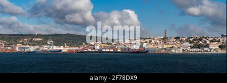 Lissabon, Portugal - 14. Oktober 2020: Panoramablick auf den Hafen von Lissabon, mit Containerschiffen, die am Dock entladen werden, in der Stadt Lissabon, Portugal Stockfoto