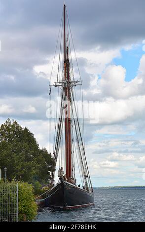 Brockville Canada nimmt an der TALL SHIPS CHALLENGE® Great Lakes Series Teil, die alle drei Jahre in dieser Region stattfindet, und Brockville nimmt seit 2013 Teil. Die nächste geplante Great Lakes Tour findet 2022 statt.Tall Ships, die Tall Ships, einschließlich der Bluenose II, und andere Wasserfahrzeuge in Brockville, Kanada. Verschiedene Ansichten von Veranstaltungen mit hohen Schiffen an der Brockville Waterfront am Blockhouse Island Parkway, Centeen Park und Hardy Park. Stockfoto